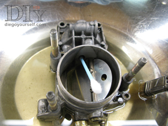 Carburateur Solex 32 DIS Nettoyage du couvercle à l'aide de cotons tiges